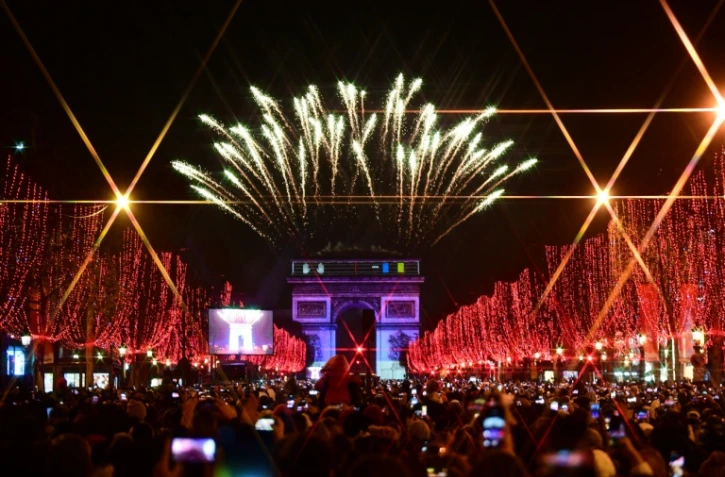 Le feu d'artifices sur les Champs-Elysées, le 31 décembre 2020