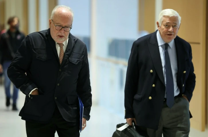 Wallerand de Saint-Just (gauche) et Bruno Gollnisch arrivent au palais de justice de Paris pour le procès pour suspicion de détournement de fonds publics européens par le RN le 1er octobre 2024