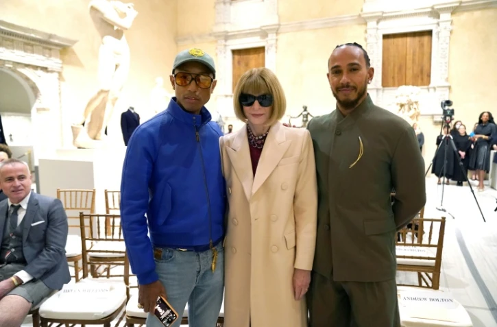 L'artiste Pharrell Williams (à gauche) et le pilote de F1 Lewis Hamilton (à droite) entourent la rédactrice en chef du magazine Vogue Anna Wintour lors d'une conférence de presse au Metropolitan Museum de New York, à New York, le 9 octobre 2024