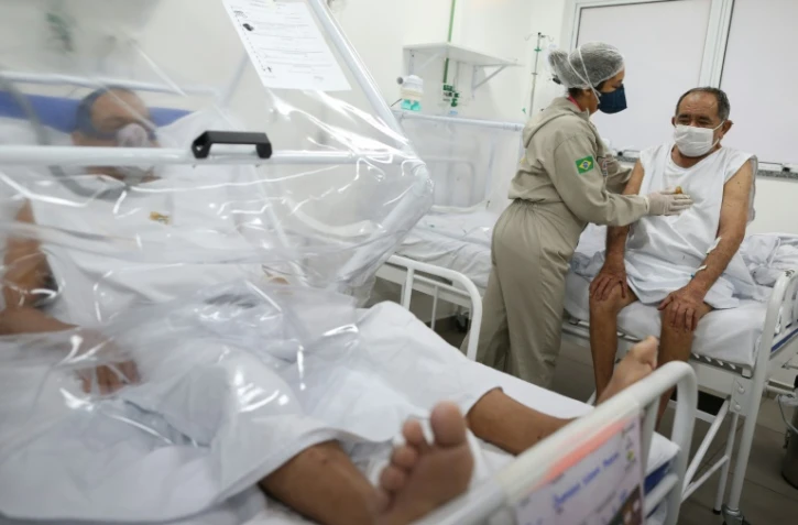 Une soignante s'occupe d'un patient atteint par le coronavirus, le 8 juin 2020 à Manaus, au Brésil