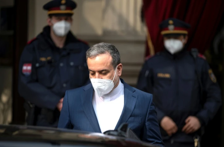 Le représentant iranien, Abbas Araghchi, quittant le Grand Hôtel de Vienne après des pourparlers sur le nucléaire le 27 avril 2021