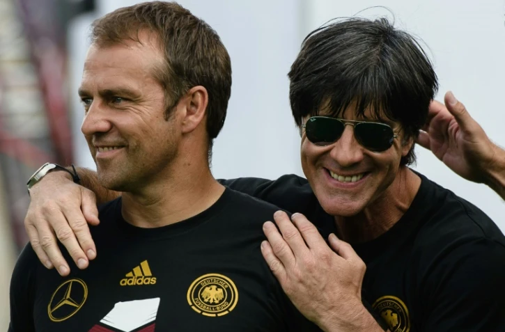 Hans-Dieter (Hansi) Flick, alors adjoint à la Mannschaft, plaisante avec le sélectionneur Joachim Löw lors d'un défilé festif à Berlin, le 15 juillet 2014 au lendemain de la conquête de la Coupe du monde
