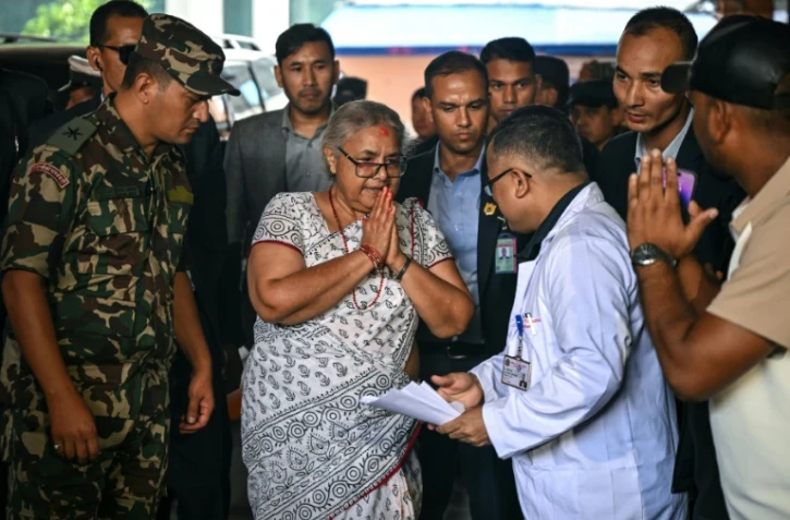 La Première ministre du Népal Sushila Karki est accueillie dans un hôpital avant de rendre visite aux blessés des émeutes, le 13 septembre 2025 à Katmandou 