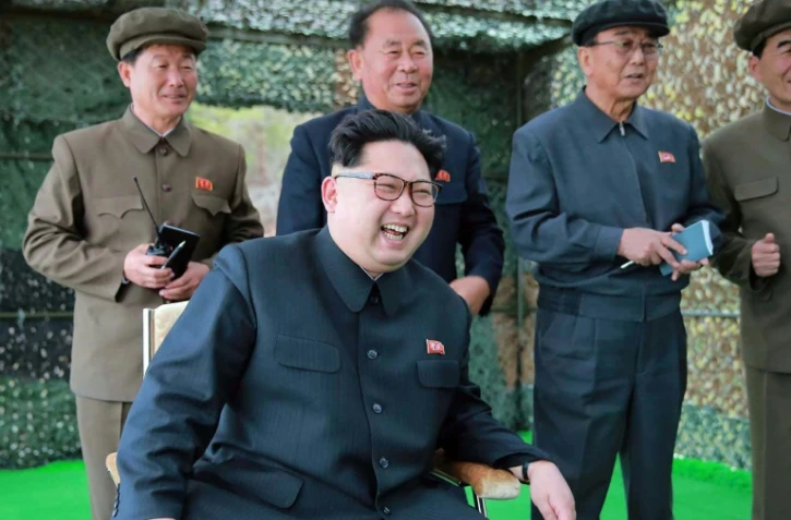 Photo fournie par les autorités officielles nord-coréennes du leader de Corée du Nord Kim Jong-Un lors d'une inspection d'un test balistique sous-marin, le 23 avril 2016 