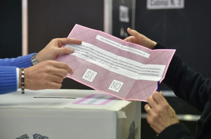 Dans un bureau de vote de Rome, le 4 décembre 2016