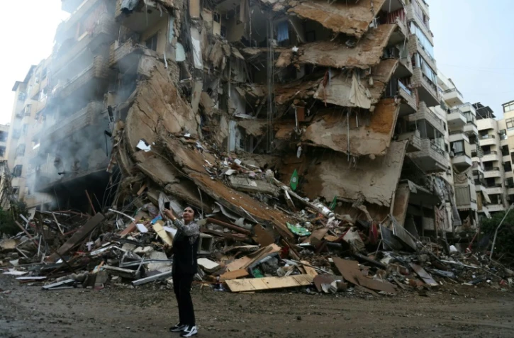 Devant les décombres d'un immeuble après une frappe israélienne dans la banlieue sud de Beyrouth, le 25 novembre 2024