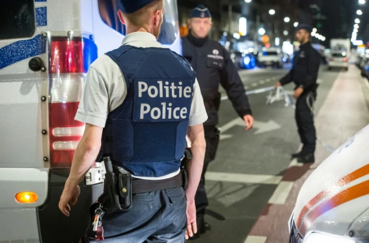 Des policiers sur le lieu de l'attaque à couteau contre des militaires à Bruxelles, le 25 août 2017