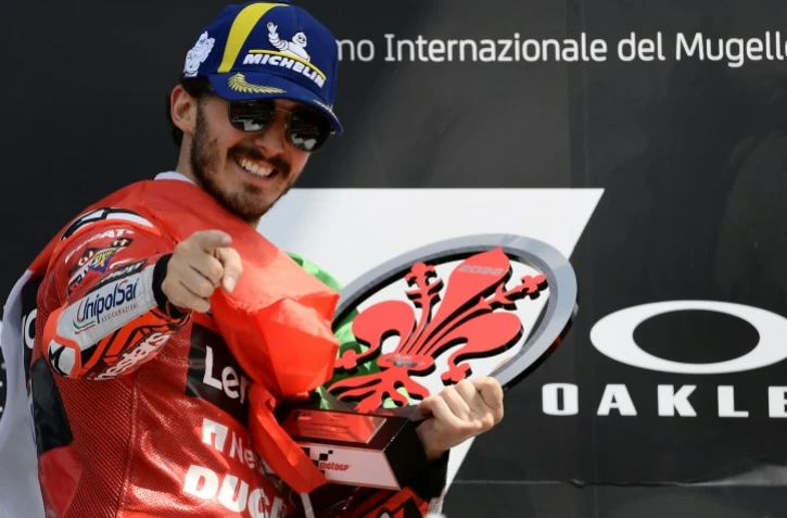 La joie du pilote italien Francesco Bagnaia, après avoir remporté le Grand Prix d'Italie de MotoGP, au guidon de sa Ducati, le 29 mai 2022 sur le circuit de Mugello