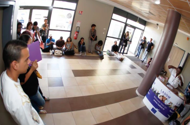 Jeudi 28 juillet 2011 - Longue attente à l'Agence De l'Outre-mer pour la Mobilité
(Photo Michel Désiré)