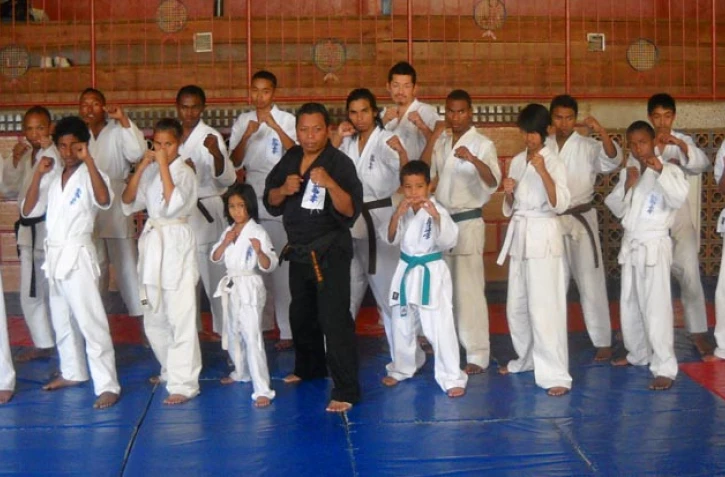 Entraiment collectif au dojo ESCA de Tananarive (photo: Louis André Goulay, champion d'Europe de karaté)