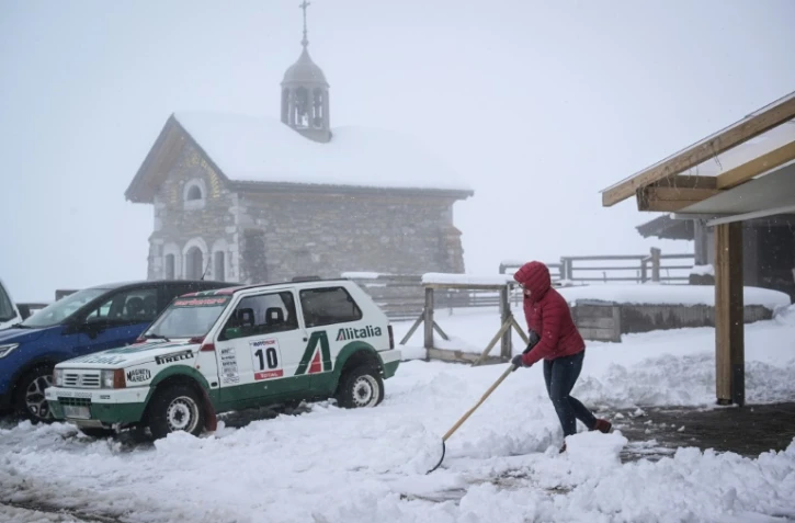 Une personne déneige au col des Aravis, près de la Clusaz, en Haute-Savoie, après de fortes chutes de neige le 17 avril 2025