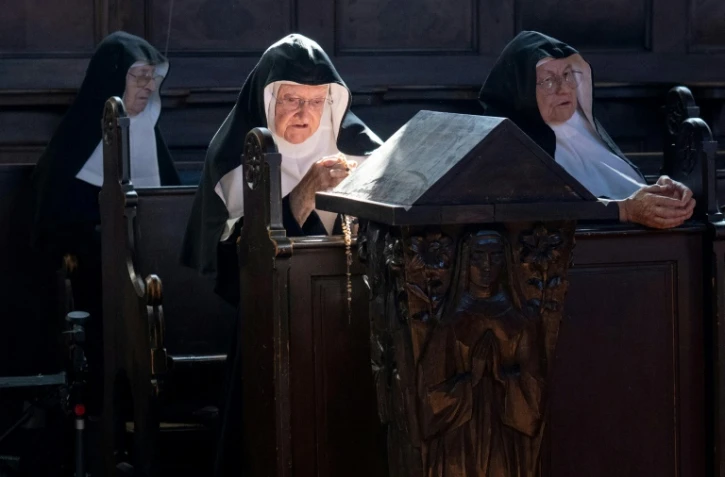 Les soeurs Rita (D), 81 ans, Regina (G), 86 ans, et Bernadette (C), 88 ans, lors d'une messe célébrée le 20 septembre 2025 dans la chapelle du château de Goldenstein, à Elsbethen, près de Salzbourg en Autriche