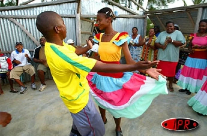 À Rodrigues, la polka, la valse, la mazurka cotoient en bonne intelligence le séga accordéon et le séga tambour