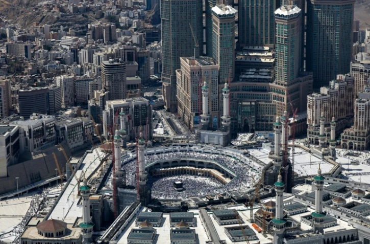 Vue aérienne de la Grande Mosquée de La Mecque et de la Kaaba, lors du pèlerinage annuel du hajj, le 17 juin 2024 en Arabie saoudite