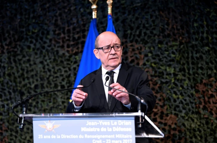 Le ministre français de la défense Jean-Yves Le Drian, le 23 mars 2017 à Creil dans l'Oise