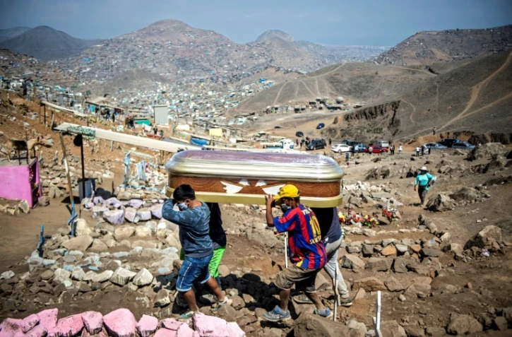 Enterrement d'une victime du coronavirus au cimetière de Nueva Esperanza, près de Lima, le 30 mai 2020 au Pérou