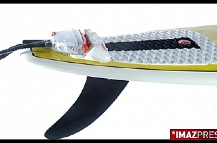 Shark shield (bouclier de protection anti-requin) posé sur une planche de surf - Photo sharkshield.com