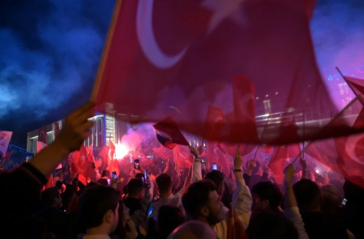 Des partisans du CHP (Parti républicain du peuple, opposition) célèbrent leur victoire aux élections municipales à Istanbul en Turquie le 31 mars 2024