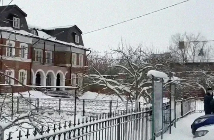 Photo diffusée par les autorités russes le 13 décembre 2021 de policiers devant un établissement orthodoxe mitoyen du couvent Vvedenski Vladytchny à Serpoukhov, en Russie
