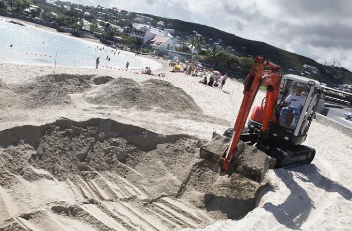 Mardi 2 août 2011: préparatifs en vue de l'arrivée de la houle au port de Saint-Gilles les Bains (photo:Michel Désiré)