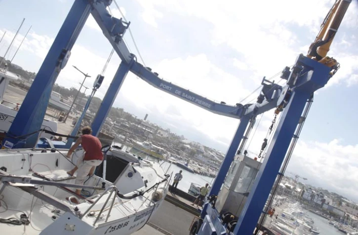 Mardi 2 août 2011: préparatifs en vue de l'arrivée de la houle à Saint-Pierre (photo: Michel Désiré)