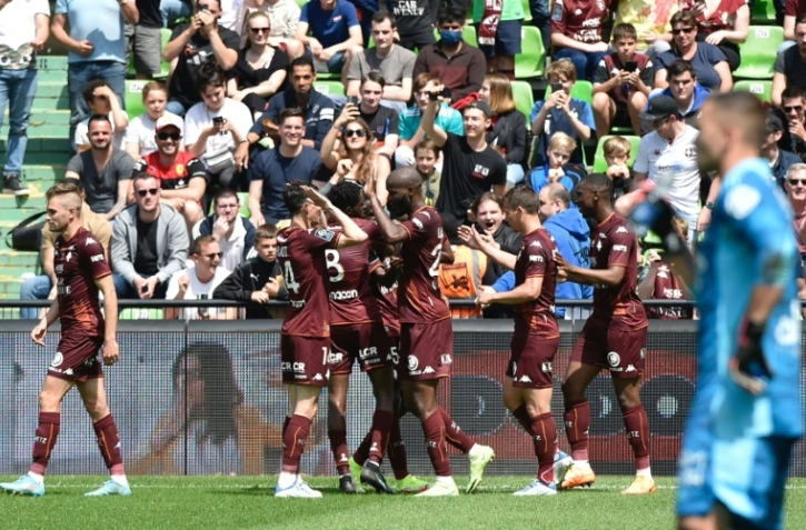 Les Messins fêtent le but de Didier Lamkel Zé contre Lyon, le 8 mai 2022 au Stade Saint-Symphorien 