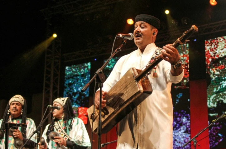 Sur cette photo d'archive prise le 23 juin 2019, le musicien marocain Hamid El-Kasry se produit lors du festival de musique Gnaoua, à Essaouira, au Maroc