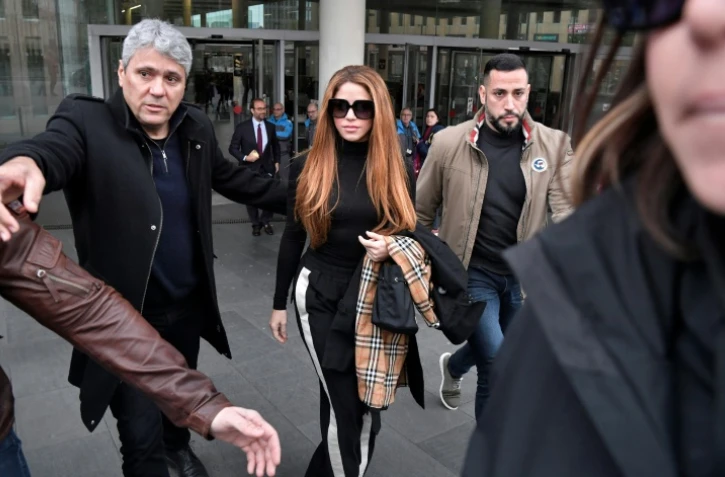 La chanteuse colombienne Shakira (C) quitte un tribunal de Barcelone le 1er décembre 2022 après la signature de son contrat de divorce