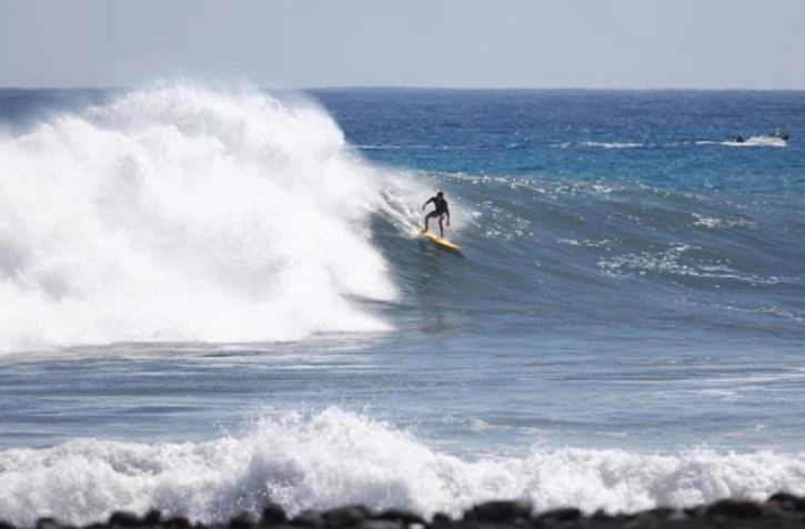 Mercredi 3 août 2011 - 

Surf sur le spot de la Folette au Port