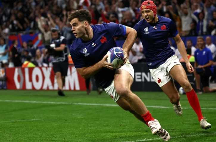L'ailier de l'équipe de France Damian Penaud (à gauche) inscrit un essai à côté de Louis Bielle-Biarrey durant la victoire 60-7 de son équipe contre l'Italie lors de la phase de groupes de la Coupe du monde de rugby au Parc OL de Lyon, France, le 6 octobre 2023