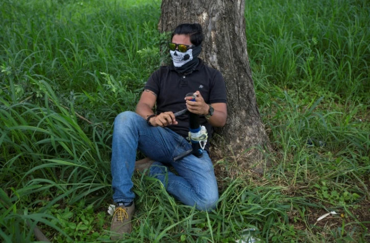 Un jeune manifestant tient un mortier, à Managua au Nicaragua, le 31 mai 2018