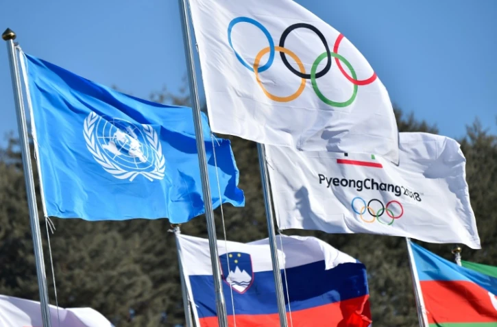 Le drapeau olympique flotte près de celui des Nations Unies au village olympique, à Pyeongchang, le 6 février 2018