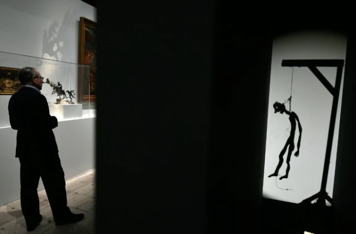 Jean-Hubert Martin, commissaire de l'exposition "Carambolage" devant l'oeuvre "Ombre: Le Pendu" de Christian Boltanski, au Grand Palais in Paris, le 25 février 2016