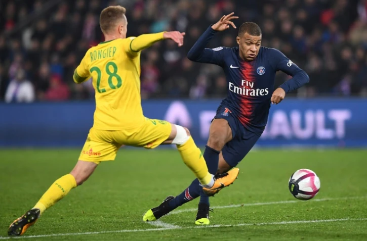 L'attaquant du PSG Kylian Mbappé (d) déborde le milieu nantais Valentin Rongier, le 22 décembre 2018 au Parc des Princes, à Paris