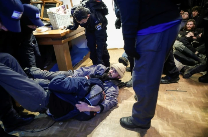 Des colons tentent de résister aux forces de sécurité israéliennes qui procèdent à l'évacuation de la colonie Amona, le 1er février 2017 en Cisjordanie