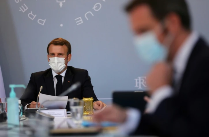 Le président Emmanuel Macron lors d'un Conseil de défense à l'Elysée avec le ministre de la Santé Olivier Veran, le 12 novembre 2020 à Paris