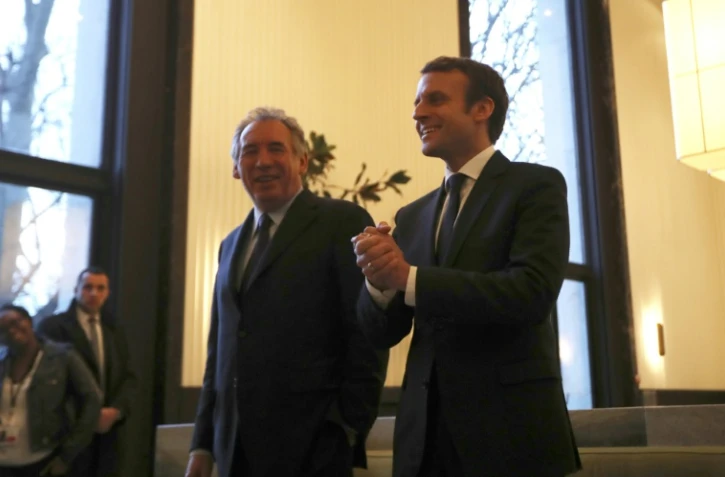 François Bayrou (g) et Emmanuel Macron, le 23 février 2017 à Paris
