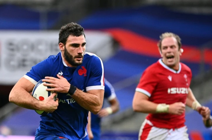Charles Ollivon ballon en main avec le XV de France contre le pays de Galles en test-match le 24 octobre 2020 au Stade de France