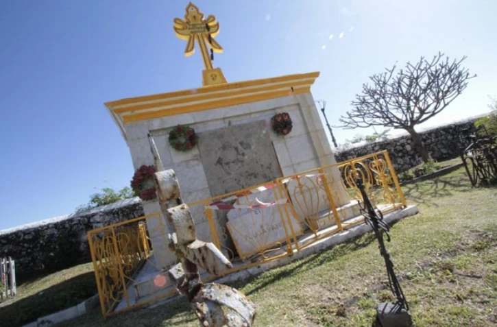 Lundi 8 Aout 2011

SAINT-PAUL - PROFANATION DE TOMBES AU CIMETIÈRE MARIN