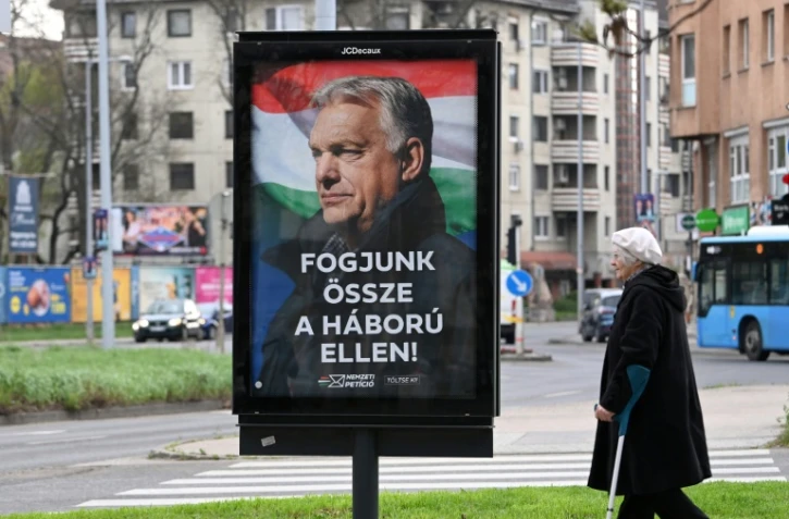 Une affiche électorale du Premier ministre hongrois Viktor Orban "Unissons-nous contre la guerre", le 27 mars 2026 à Budapest, avant les élections législatives du 12 avril 2026