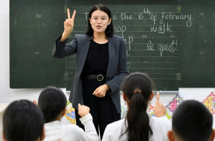 Une professeure d'anglais dans une école d'un village dans le nord-ouest du Kirghizstan, le 6 février 2026
