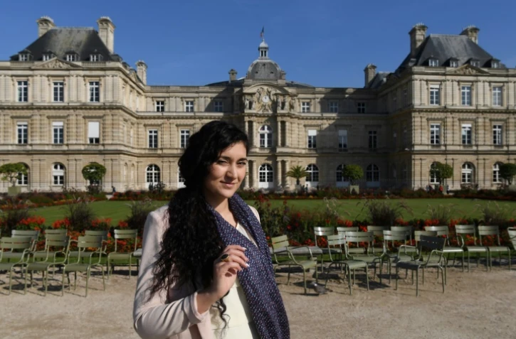 Anina Ciuciu, candidate aux sénatoriales, pose devant le Sénat dans les jardins du Luxembourg à Paris, le 20 septembre 2017
