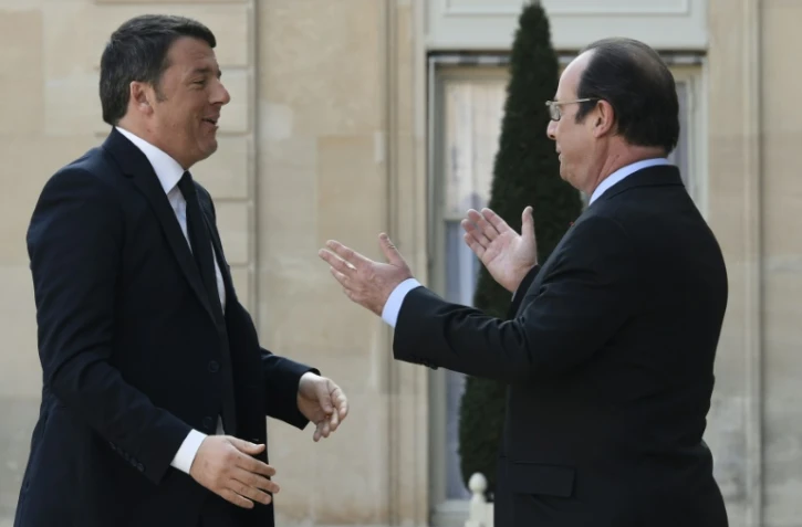 Le Premier ministre itaien Matteo Renzi accueilli par le président François Hollande à son arrivée le 12 mars 2016 à l'Elysée à Paris 