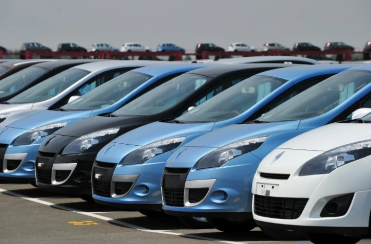 Des voitures neuves sur le site Renault à Douai le 25 mai cars are parked at a plant of French carmaker Renault on 25 mai 2010