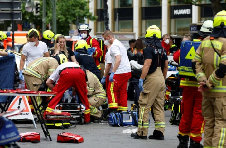 Des équipes de secours sur le site où une personne a été tuée et plusieurs blessées percutées par une voiture, le 8 juin 2022 à Berlin