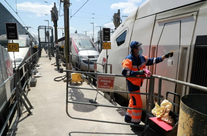 Un agent du Technicentre Atlantique de Châtillon nettoie un TGV, le 14 mai 2020 dans les Hauts-de-Seine