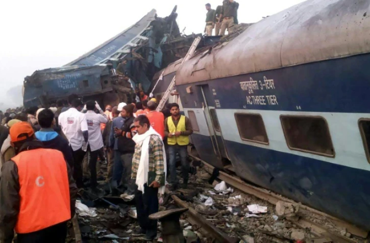 Des équipes de secours recherchent des victimes sur les lieux d'un déraillement de train près de Pukhrayan, le 20 novembre 2016 en Inde
