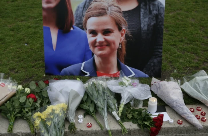 Des fleurs et des bougies déposées à la mémoire de Jo Cox le 16 juin 2016 à Parliament square à Londres