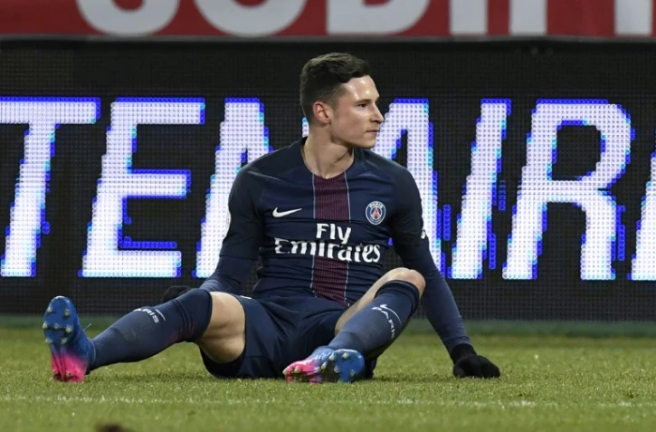 L'attaquant du PSG Julian Draxler assis après avoir raté un but, le 4 février 2017 à Dijon
