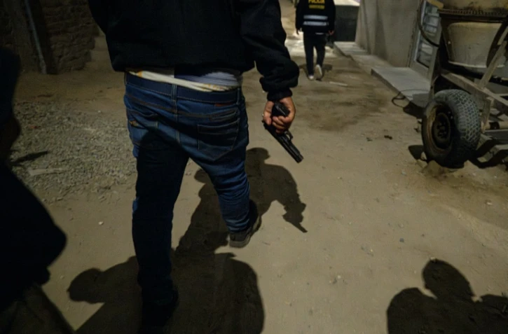 Des membres du groupe spécial de lutte contre la criminalité, dirigé par le colonel Victor Revoredo, marchent dans la rue lors d'une patrouille à Trujillo, dans le nord du Pérou, le 18 septembre 2024